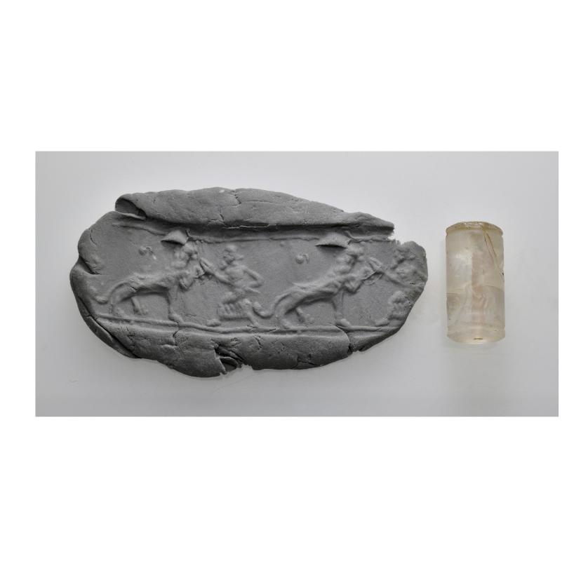 2003   -  ARQUEOLOGÍA. MESOPOTAMIA. Sello cilíndrico que representa la caza de un león. (IV-III milenio a.C.). Esteatita. Longitud 1,8 cm. Ex colección privada del Reino Unido (1950-1960).