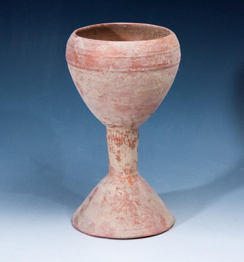 2004   -  ARQUEOLOGÍA. MESOPOTAMIA. Copa tipo Tepe Hissar (IV-III milenio a.C.). Cerámica. Altura 21 cm. 
