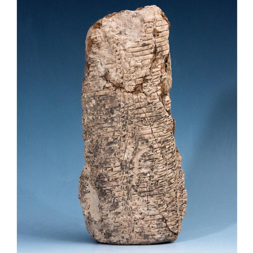 2006   -  ARQUEOLOGÍA. MESOPOTAMIA. Sumer. Tabla con inscripción en escritura cuneiforme (II milenio a.C.). Terracota. Presenta algunas pérdidas de material y roturas. Longitud 17 cm. Ex colección privada de Dinamarca (1970-2000).
