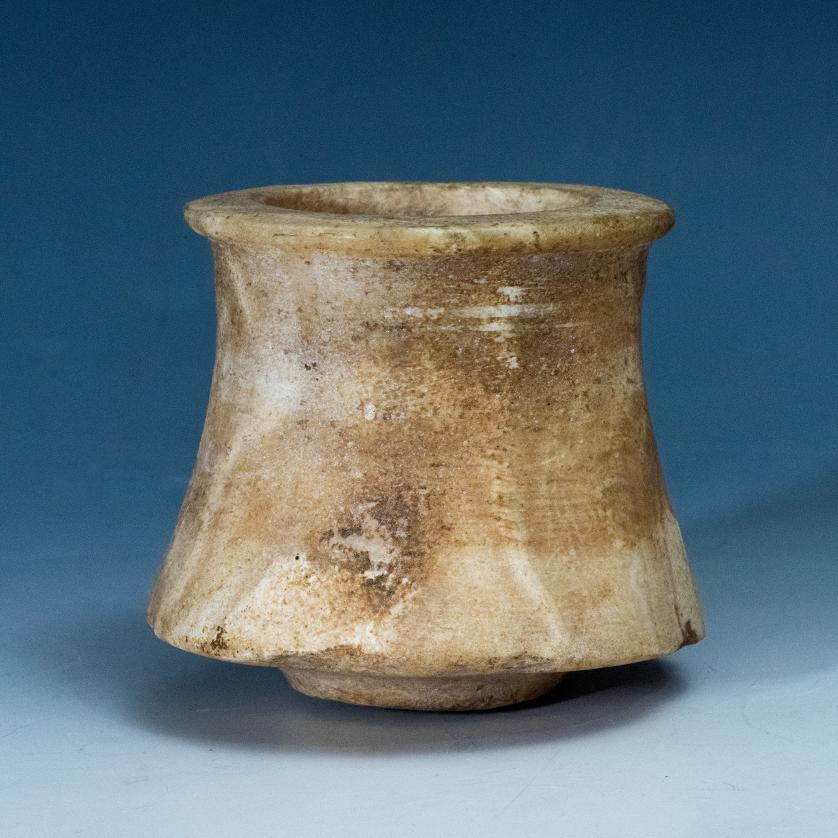 2008   -  ARQUEOLOGÍA. BACTRIA-MARGUIANA. Vaso (2400-1600 a.C.). Alabastro. Altura 14,5 cm. Ex colección privada de Japón (1970-2000).