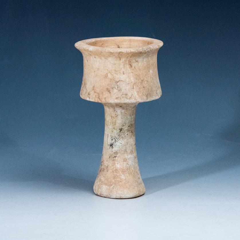 2009   -  ARQUEOLOGÍA. BACTRIA-MARGUIANA. Copa (2400-1600 a.C.). Alabastro. Altura 7,2 cm. Ex colección privada de Japón (1970-2000).