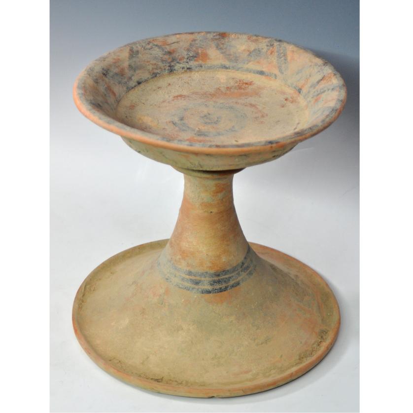 2010   -  ARQUEOLOGÍA. BACTRIA-MARGUIANA. Soporte de ofrendas (II milenio a.C.). Terracota policromada. Adjunta prueba de termoluminiscencia QED. Altura 34 cm. Ex colección privada de Japón (1970-2000). 