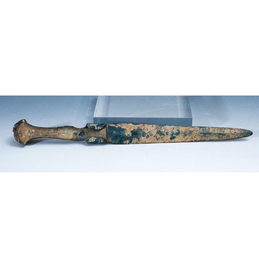 2012   -  ARQUEOLOGÍA. PRÓXIMO ORIENTE. Luristán. Puñal (1300-800 a.C.). Bronce. Longitud 31 cm.