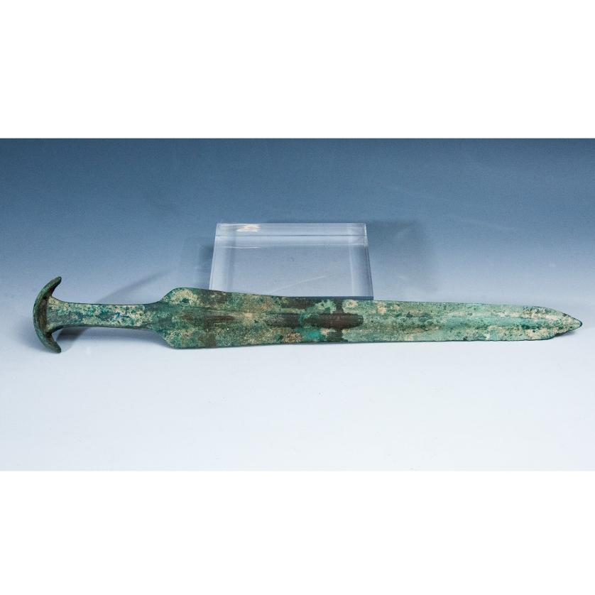 2013   -  ARQUEOLOGÍA. PRÓXIMO ORIENTE. Luristán. Espada corta (1300-800 a.C.). Bronce. Longitud 42,5 cm.