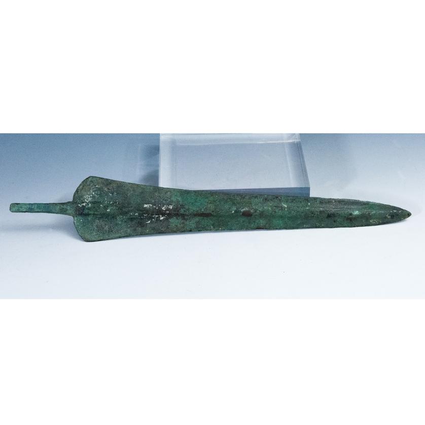 2014   -  ARQUEOLOGÍA. PRÓXIMO ORIENTE. Luristán. Punta de lanza (1300-800 a.C.). Bronce. Longitud 34,3 cm.