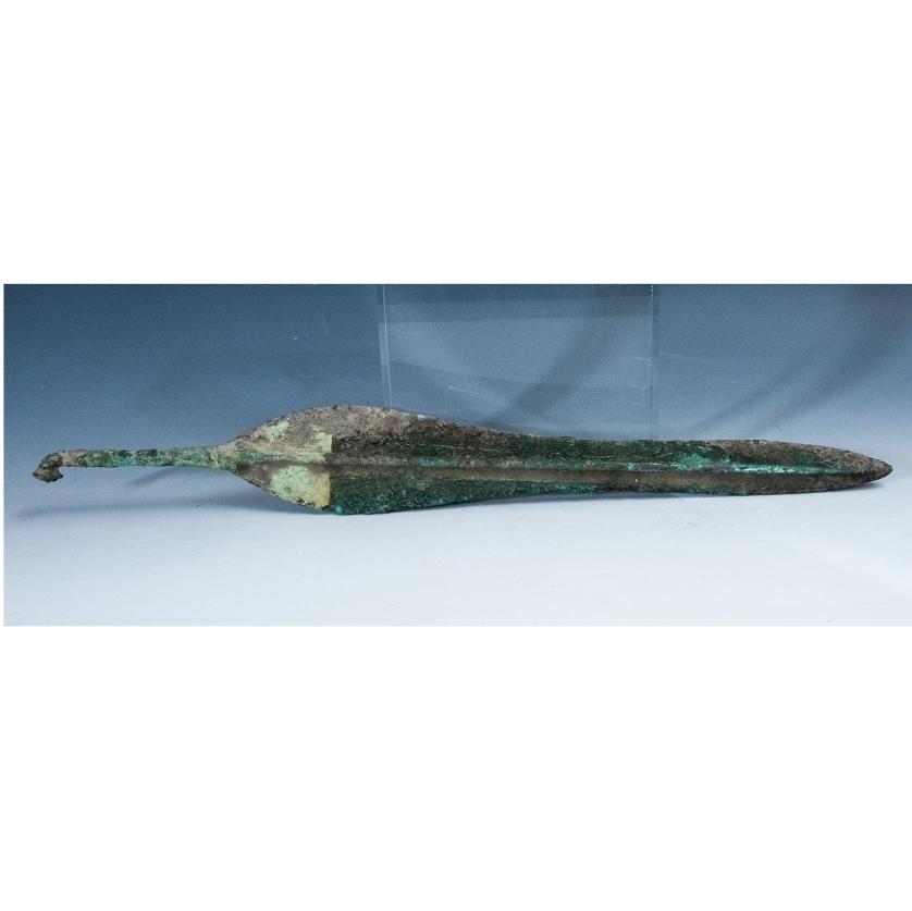 2015   -  ARQUEOLOGÍA. PRÓXIMO ORIENTE. Luristán. Punta de lanza con nervio central (1300-800 a.C.). Bronce. Longitud 47 cm. Ex colección privada del Reino Unido (1970). 