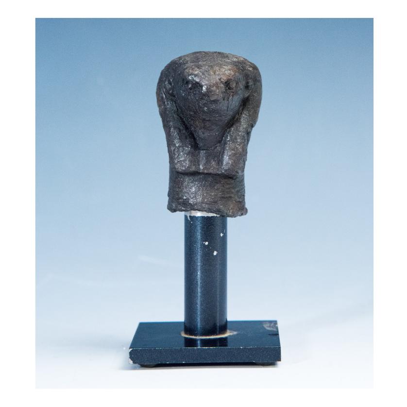2023   -  ARQUEOLOGÍA. EGIPTO. Baja Época. Tope de cetro con la efigie del dios Horus (664-323 a.C). Bronce. Altura 6 cm. Ex colección J. Martí (Barcelona 1970-1980).