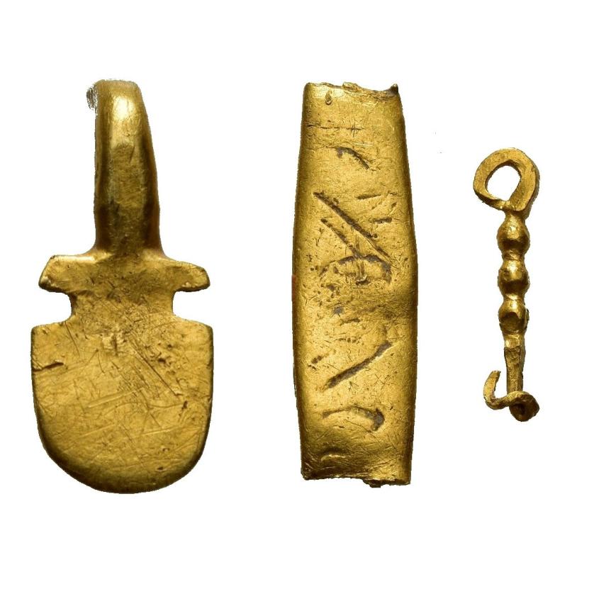 2025   -  ARQUEOLOGÍA. MUNDO ANTIGUO. Greco-romano. Lote de 3 objetos: una placa, un enganche y un colgante (ss. VI-V a.C.). Oro. Longitud de 1,3 cm a 2,3 cm.