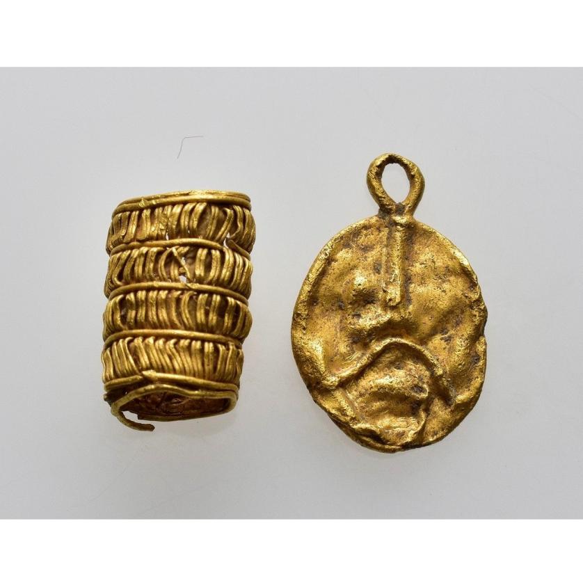 2027   -  ARQUEOLOGÍA. MUNDO ANTIGUO. Greco-romano. Lote de 2 fragmentos de colgante: uno con forma redondeada y el otro con decoración calada (ss. VI-V a.C.). Oro. Longitud de 1,3 cm a 1,7cm.