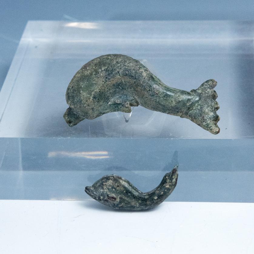 2042   -  ARQUEOLOGÍA. ROMA. Imperio Romano. Lote de 2  figuras de delfín (ss. II-IV d.C.). Bronce. Longitud de 4,1 cm a 7 cm.
