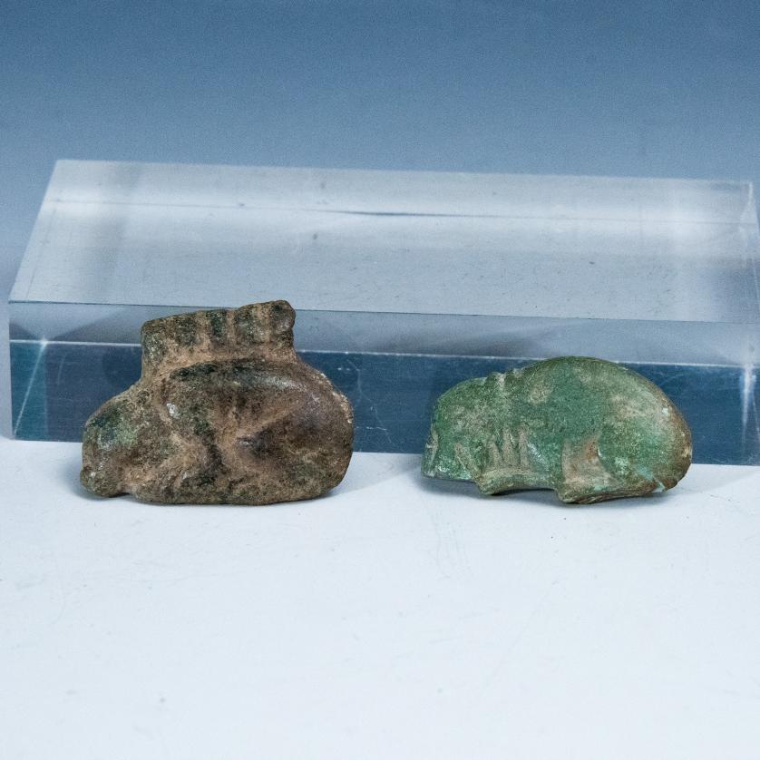 2043   -  ARQUEOLOGÍA. ROMA. Imperio Romano. Lote de 2 figuras de perros recostados (II-IV d.C.). Bronce. Longitud 3,5 cm.