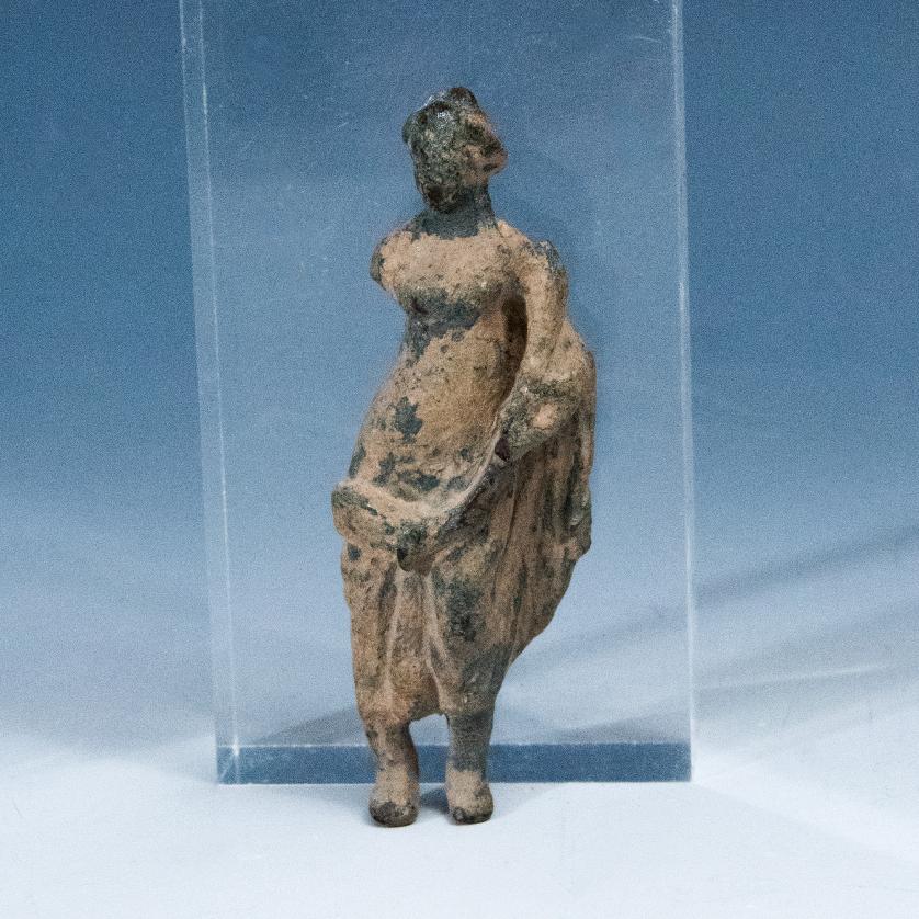 2045   -  ARQUEOLOGÍA. ROMA. Imperio Romano. Estatuilla femenina, posible Venus (I-III d.C.). Bronce. Ha perdido un brazo. Altura 7,5 cm.