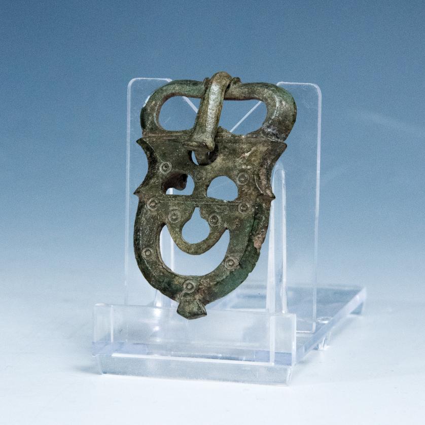 2047   -  ARQUEOLOGÍA. ROMA. Imperio Romano. Hebilla con decoración geométrica (ss. III-IV d.C.). Bronce. Longitud 4,8 cm. 