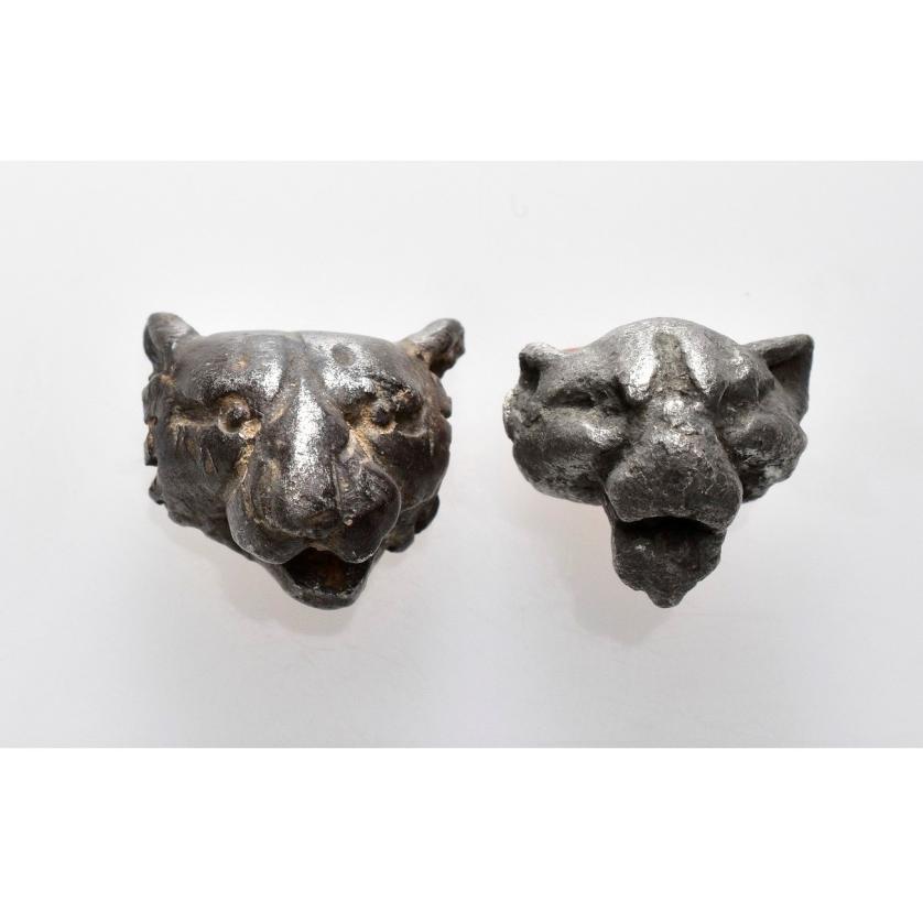 2050   -  ARQUEOLOGÍA. ROMA. Imperio Romano. Lote de 2 cabezas de felinos (ss. III-IV a.C.). Plata. Longitud 1,5 cm.