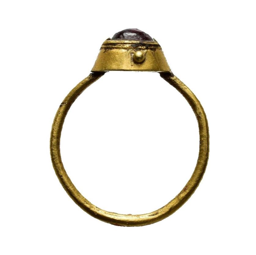 2052   -  ARQUEOLOGÍA. ROMA. Imperio Romano.  Anillo con entalle (ss. II-III a.C.). Oro y amatista. Diámetro 2,1 cm.