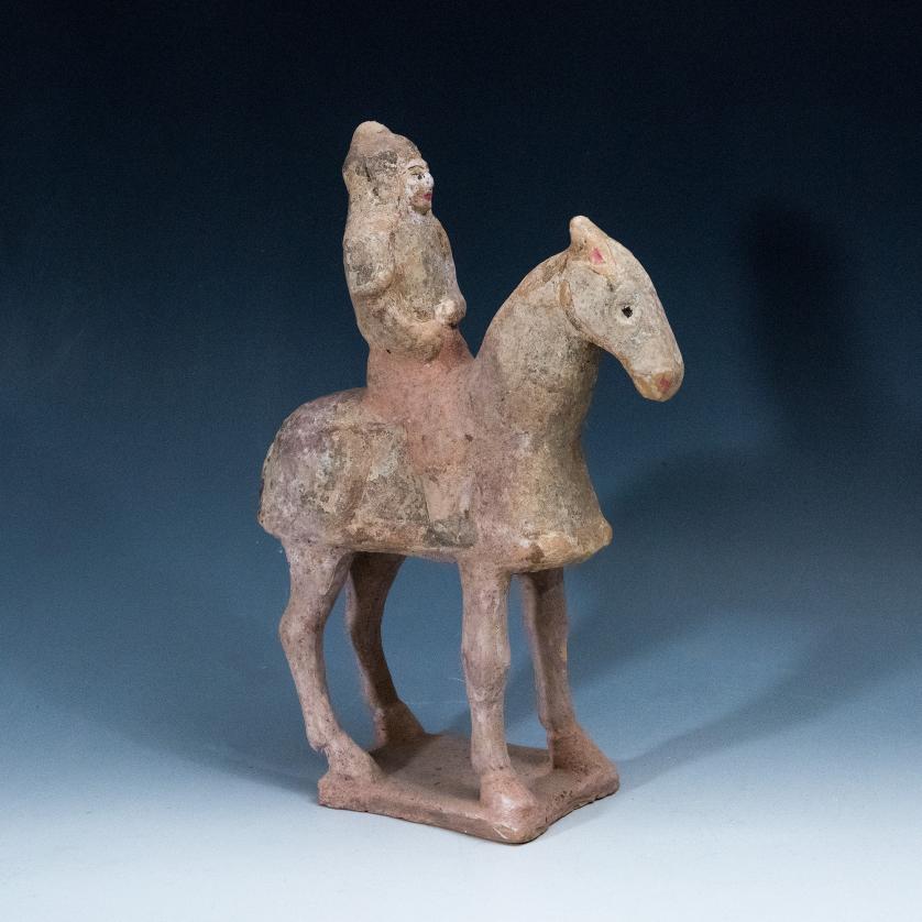 2079   -  ARQUEOLOGÍA. CHINA. Dinastía Tang. Caballo con jinete y base (618-907 d.C.). Terracota policromada. Incluye prueba de termoluminiscencia QED. Altura 30,3 cm.