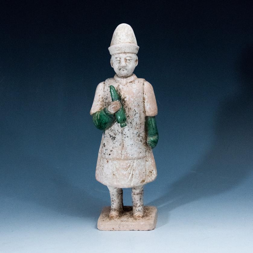 2080   -  ARQUEOLOGÍA. CHINA. Dinastía Ming. Figura de corte con base (1368-1644 d.C.). Terracota vidriada. Altura 29 cm.