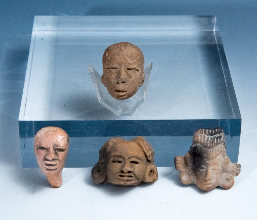 2082   -  ARQUEOLOGÍA. PREHISPÁNICO. Lote de 4 figuras de rostros antropomorfos. Diferentes épocas y estilos. Terracota. Altura de 3 cm a 4 cm. 