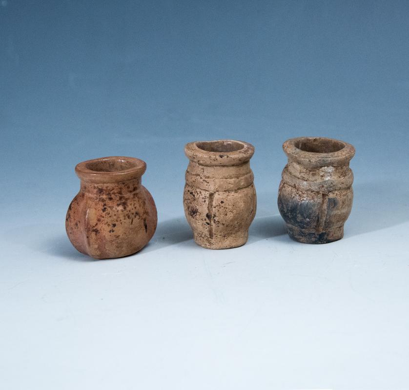 2085   -  ARQUEOLOGÍA. PREHISPÁNICO. Cultura Maya. Lote de 3 frascos medicinales y/o de tabaco (600-800 d.C. ). Terracota. Altura de 3,2 a 3,5 cm.
