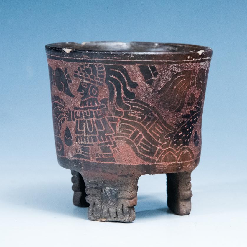 2088   -  ARQUEOLOGÍA. PREHISPÁNICO. Teotihuacán. Vaso trípode con decoración geométrica y antropomorfa incisa (ca. 100 a. C.- 650 d. C.) Cerámica policromada. Altura 7,5 cm.