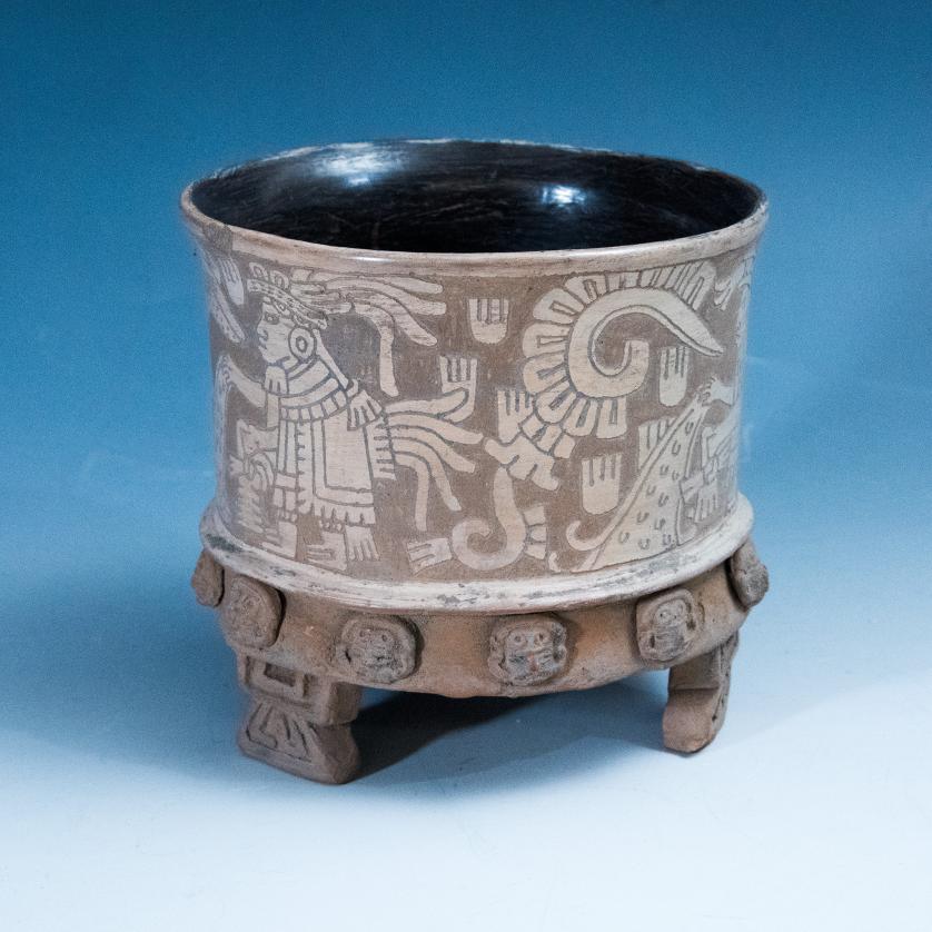 2089   -  ARQUEOLOGÍA. PREHISPÁNICO. Teotihuacán. Vaso trípode con decoración geométrica y antropomorfa incisa; en la parte inferior, orla de rostros humanos aplicada (ca. 100 a. C.- 650 d. C.) Cerámica policromada. Altura 10,5 cm.