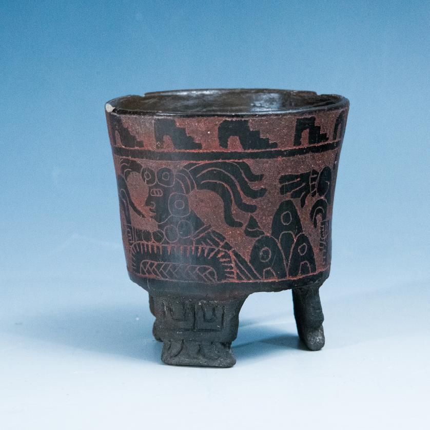 2091   -  ARQUEOLOGÍA. PREHISPÁNICO. Teotihuacán. Vaso trípode con decoración geométrica y antropomorfa incisa (ca. 100 a. C.- 650 d. C.) Cerámica policromada. Altura 7,2 cm.