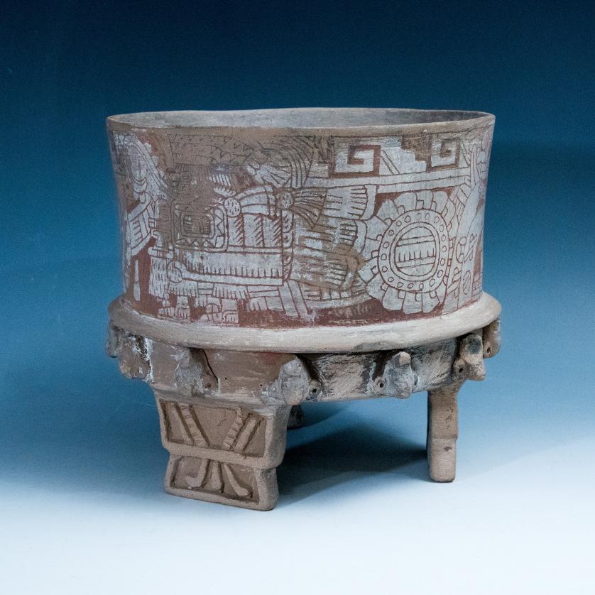 2092   -  ARQUEOLOGÍA. PREHISPÁNICO. Teotihuacán. Vaso trípode con decoración geométrica y antropomorfa incisa; en la parte inferior, orla de rostros humanos aplicada (ca. 100 a. C.- 650 d. C.) Cerámica policromada. Altura 18 cm.