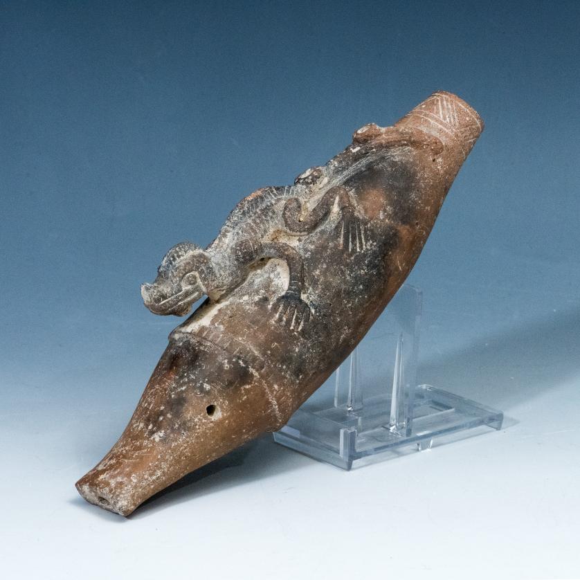 2100   -  ARQUEOLOGÍA. PREHISPÁNICO. Cultura Tairona. Ocarina que representa una iguana subida a un tronco (400-1600 d.C.). Cerámica. Longitud 18 cm.