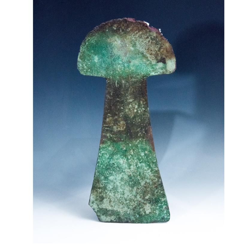 2101   -  ARQUEOLOGÍA. PREHISPÁNICO. Cultura Lambayeque. Tumi ceremonial (700-1375 d. C.). Cobre. Presenta algunas pérdidas. Longitud 34 cm.