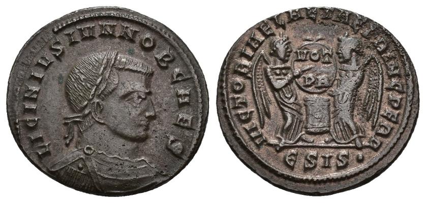 3149   -  IMPERIO ROMANO. LICINIO II. Follis. Siscia (319). A/ Busto laureado, drapeado y acorazado a der.; LICINIVS IVN NOB CAES. R/ Dos victorias sosteniendo sobre altar escudo con ley. VOT/PR; VICTORIAE LAETAE PRINC PERP. -/-//ESIS . . AE 3,21 g. 20,3 mm. RIC-79. Porosidades. MBC+. Rara.