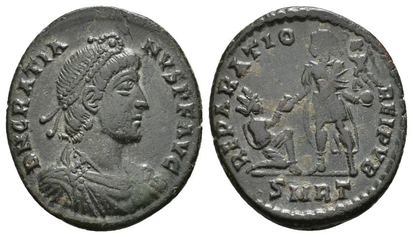 3181   -  IMPERIO ROMANO. GRACIANO. Follis. Roma (378-383). A/ Busto diademado, drapeado y acorazado a der.; D N GRATIA-NVS P F AVG. R/ El emperador a izq. con victoria en izq. tiende la mano a mujer con corona turriforme arrodillada ante él; REPARATIO REI PVB. -/-//SMRT. AE 4,90 g. 14,7 mm. RIC-43a. Pátina verde. MBC.