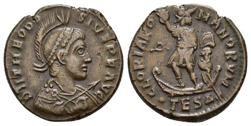 3182   -  IMPERIO ROMANO. TEODOSIO. Follis. Tesalónica (383-388). A/ Busto con coraza, casco, diadema, drapeado y con lanza a der.; D N THEODO-SIVS P F AVG. R/ El emperador a izq. sobre un barco, detrás victoria sentada; GLORIA ROMANORVM. Corona/-/.TESD. AE 5,99 g. 21,6 mm. RIC-44B, subtipo 3. MBC.