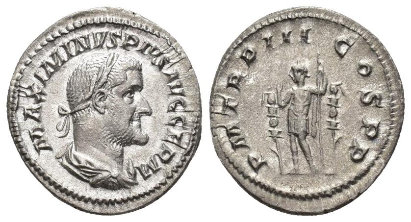 2395   -  IMPERIO ROMANO. MAXIMINO I. Denario. Roma (237). R/ Emperador en traje militar con lanza entre dos estandartes; P M TR P III COS P P. AR 3,04 g. 20,7 mm. RIC-5. EBC/EBC-.