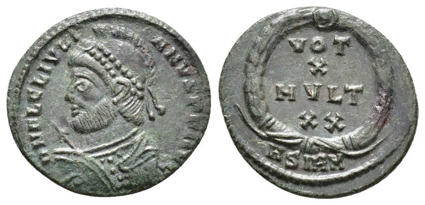 2434   -  IMPERIO ROMANO. JULIANO II. Follis. Sirmium (361-363). A/ Busto diademado, acorazado, drapeado y con escudo y lanza a der.; D N FL CL IVLIANVS P F AVG. R/ Láurea rodeando VOT/X/MVLT/XX; -/-//ASIRM. AE 3,07 g. 20,4 mm. RIC-108. Pátina verde. EBC-.