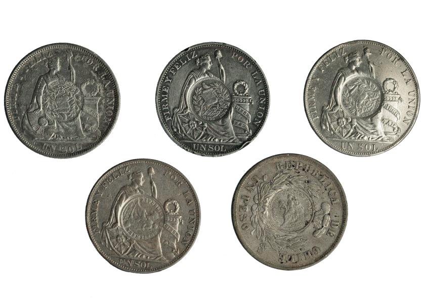 2665 - MONEDAS EXTRANJERAS. GUATEMALA. Lote de 5 piezas. Resello bifacial de Guatemala sobre un peso de Chile 1877 y 4 sobre un sol de Perú 1879, 1889, 1893 y 1894. De MBC- a MBC+.