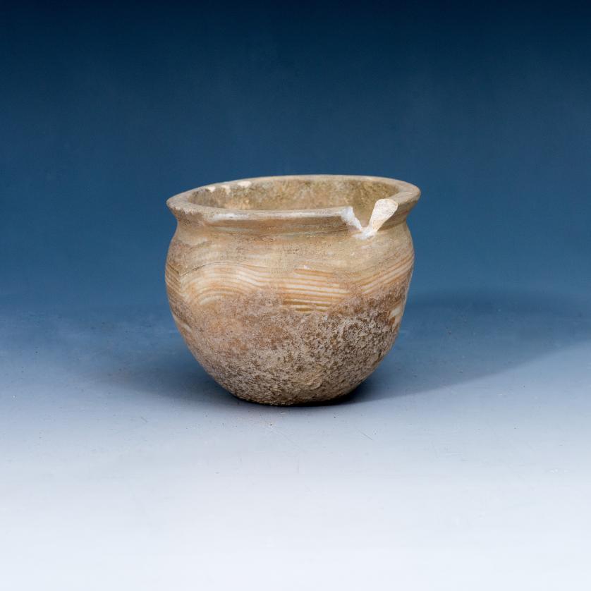 3003   -  ARQUEOLOGÍA. BACTRIA. Vaso (I milenio a.C.). Alabastro. Pequeña falta en la boca. Altura 6,5 cm. Ex colección particular (Japón; 1990).
