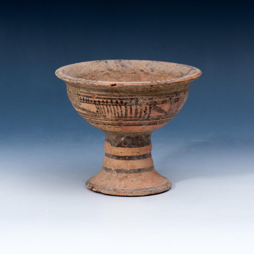 3004   -  ARQUEOLOGÍA. PRÓXIMO ORIENTE. Copa decorada con motivos geométricos (I milenio a.C.). Terracota. Altura 10,5 cm.