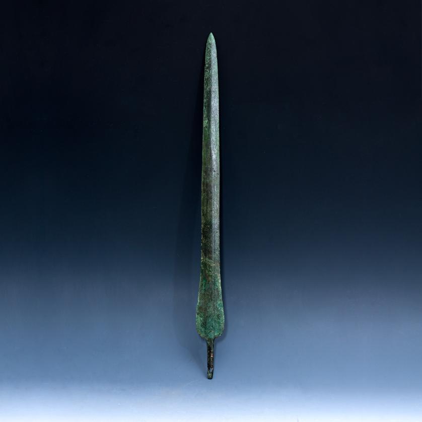 3007   -  ARQUEOLOGÍA. PRÓXIMO ORIENTE. Luristán. Punta de lanza con nervio central y pátina verde (ss. IX-VI a.C.). Bronce. Longitud 43 cm.