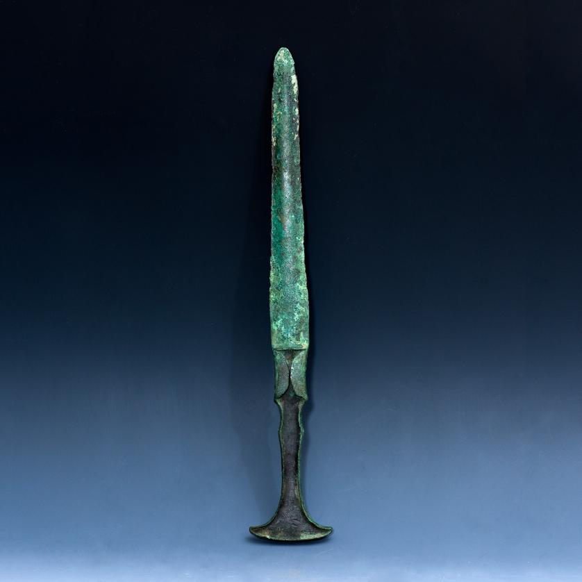 3008   -  ARQUEOLOGÍA. PRÓXIMO ORIENTE. Luristán. Puñal con pátina verde (ss. IX-VI a.C.). Bronce. Longitud 36,5 cm.