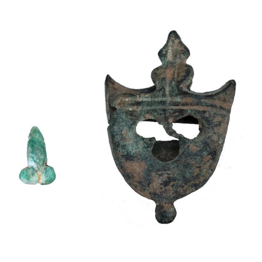 3021   -  ARQUELOGÍA. ROMA. Imperio Romano. Lote de 2 objetos: un pequeño amuleto de falo y contera de flecha (ss. I-III d.C.). Fayenza y hierro. Longitud de 1 a 3,8 cm.
