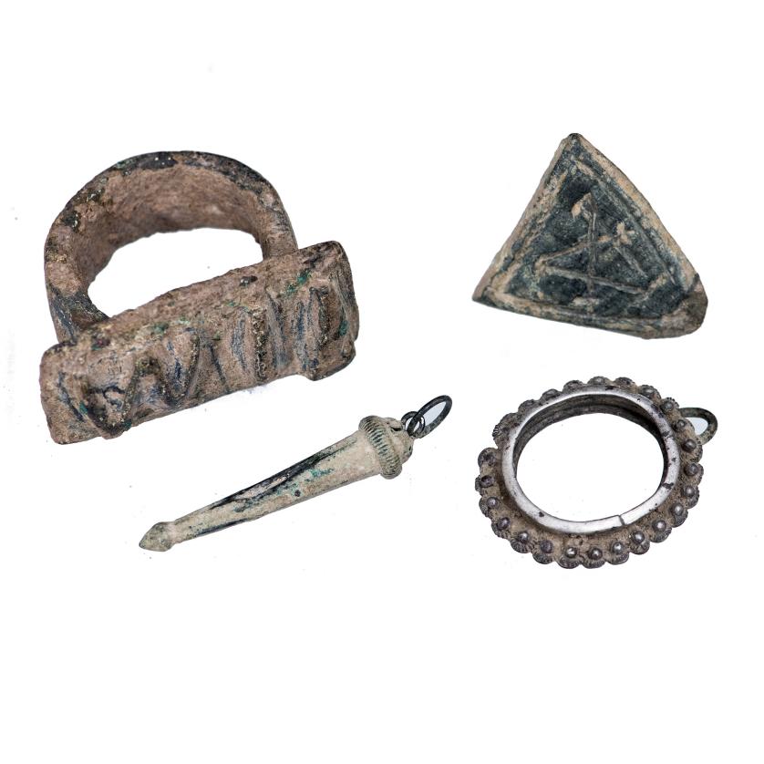 3022   -  ARQUEOLOGÍA. ROMA. Imperio Romano. Lote de 4 objetos: anillo de sello, colgante en forma de falo, colgante con decoración geométrica y colgante en forma ovalada (ss. I-IV d.C.). Bronce y plata. Entre 2,5 y 3,4 cm.