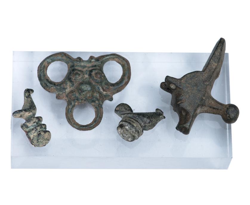 3024   -  ARQUEOLOGÍA. ROMA. Imperio Romano. Lote de 4 objetos: una palomita, una gallina, un lobo y cabeza con tres asas (ss. I-IV d.C.). Bronce. Entre 5 y 2 cm.