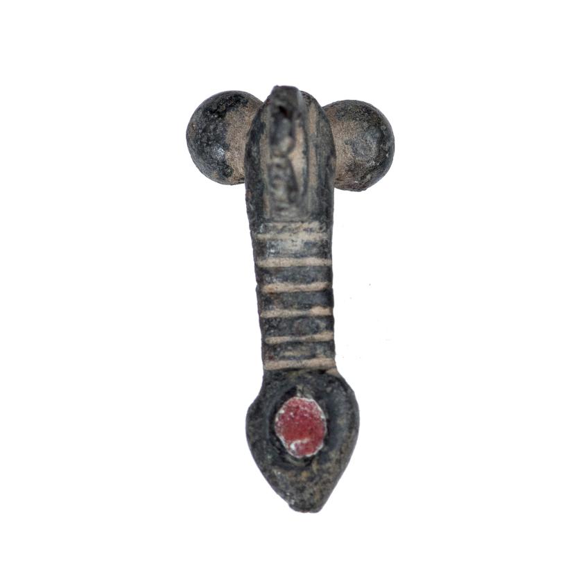 3027   -  ARQUEOLOGÍA. ROMA. Imperio Romano. Falo con anilla e incrustación en parte superior (ss. I-IV d.C.). Bronce. Longitud 2,6 cm.