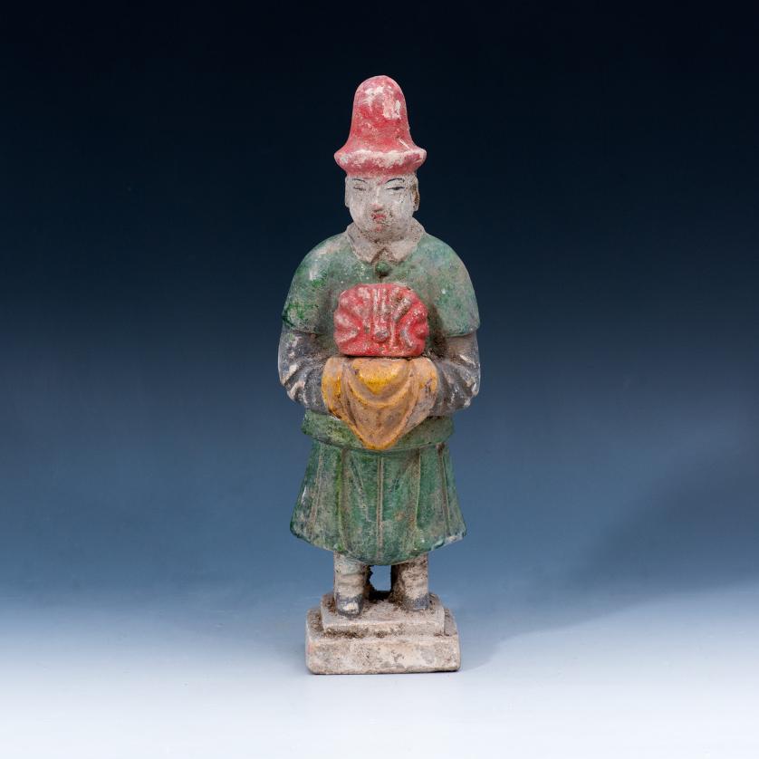 3034   -  ARQUEOLOGÍA. CHINA. Dinastía Ming. Figura de cortejo sobre base (1368-1644 d.C.). Terracota vidriada. Altura 25,5 cm.