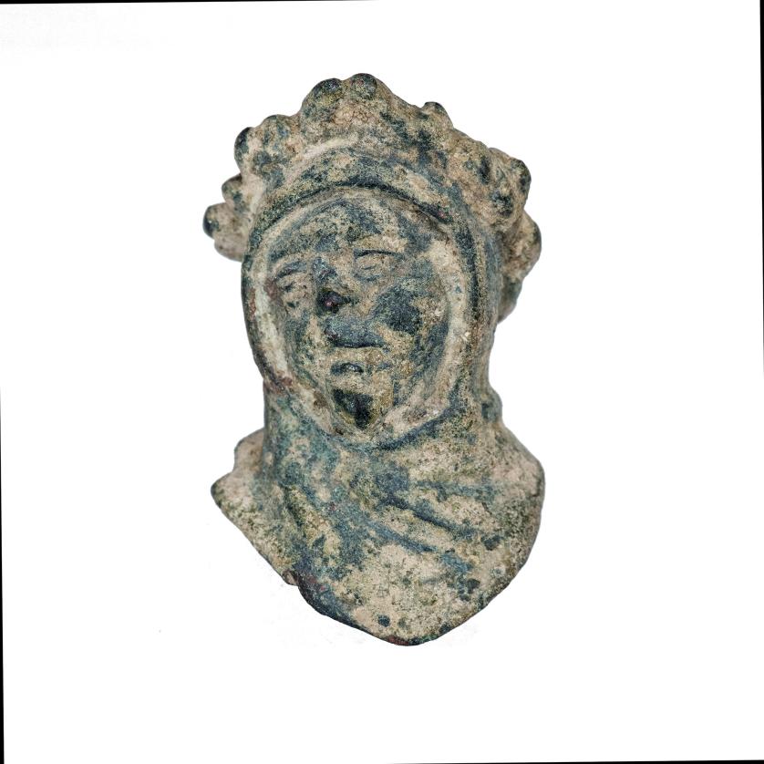 3035   -  ARQUEOLOGÍA. EDAD MODERNA. Busto femenino con tocado medieval (ss. XVI-XVIII). Bronce. Longitud 4,3 cm.