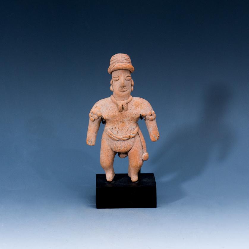 3036   -  ARQUEOLOGÍA. PREHISPÁNICO. Cultura Colima. Figura masculina (100 a.C.-250 d.C.). Terracota. Altura 11,5 cm. Incluye peana. Ex colección David Harner (EEUU). Adjunta declaración de importación del Ministerio de Cultura Español (no sujeto a tasas de exportación).