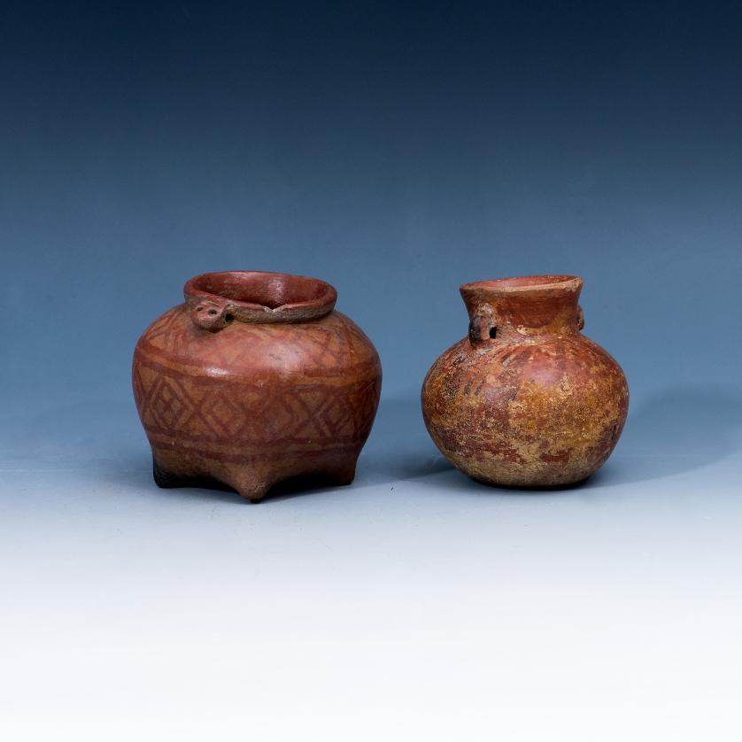 3041   -  ARQUELOGÍA. PREHISPÁNICO. Cultura Nariño. Lote de 2 vasijas con decoración geométrica (ca. 800-1500 d.C.). Cerámica. Altura de 7 a 6,5 cm. Adjunta certificado de exportación de Alemania. 