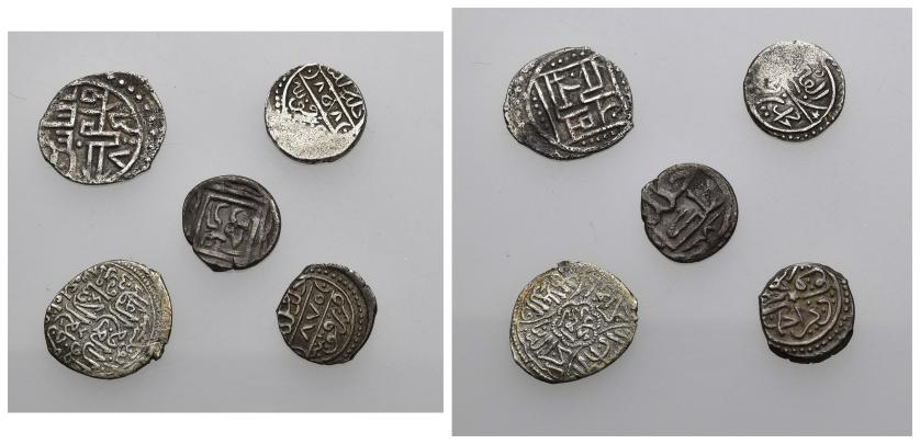 1181   -  BEYLIQS DE ANATOLIA. Lote de 5 akçe: Ilyas B. Muhammad 2º reinado (1: 805, sin ceca); İbrahim Bey (2: Konya, 834 y 858 H); Ahmad Gazi B. Ibrahim (1: sin fecha, sin ceca); Pir Ahmad (1: Konya, 870 H). MBC-/MBC.