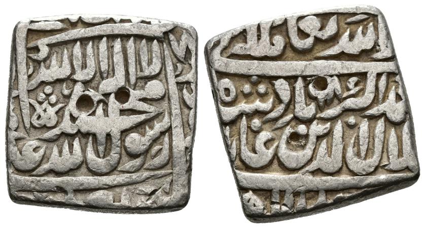 1224   -  MOGOLES. YILAL AL-DIN MUHAMMAD AKBAR B. HUMAYUN (963-1014/1556-1605). Rupia. Sin ceca. Sin fecha. AR 11,29 g. 19 mm. 4 punzones. MBC.