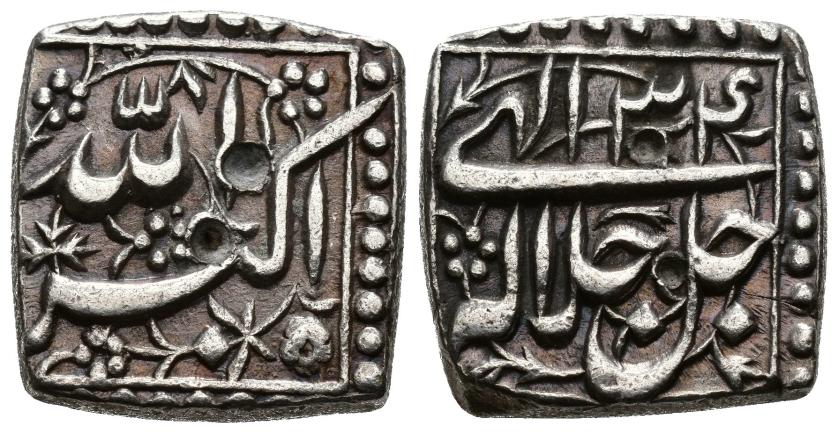 1225   -  MOGOLES. YILAL AL-DIN MUHAMMAD AKBAR B. HUMAYUN (963-1014/1556-1605). Rupia. Sin ceca. Sin fecha. AR 11,31 g. 18 mm. 4 punzones. EBC-.